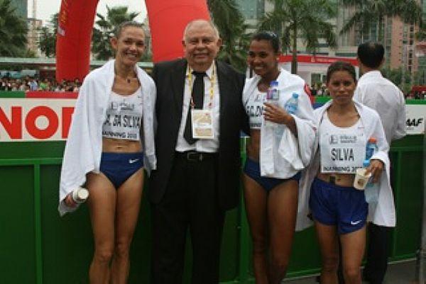 Roberto Gesta de Melo com as "Silva": Adriana, Fabiana e Sueli / Foto: Claudio Castilho/CBAt 